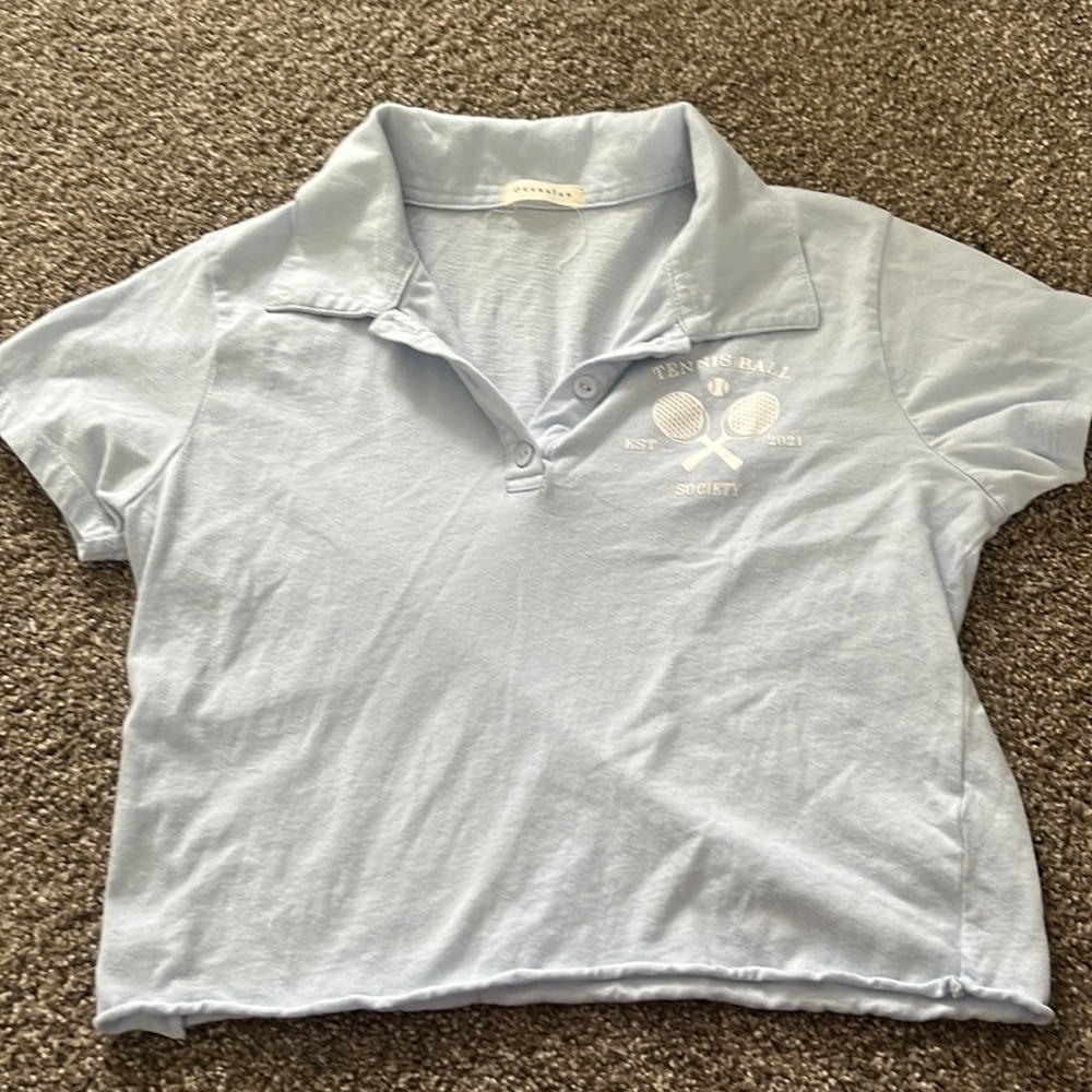 blue cropped tennis society tee